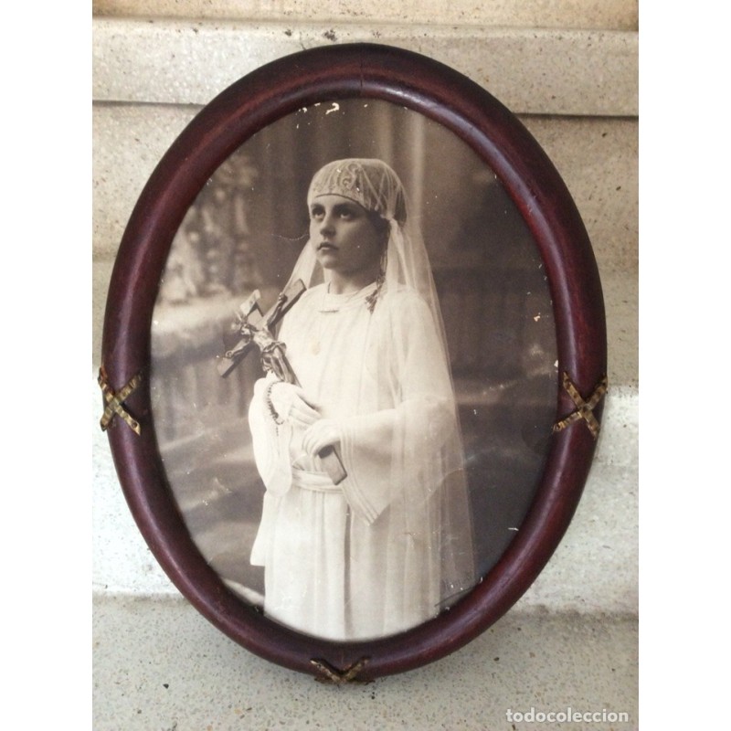FOTOGRAFÍA PRINCIPIOS DEL SIGLO PASADO-NIÑA HACIENDO 1ª COMUNIÓN - ENMARCADA EN MARCO OVAL MADERA.