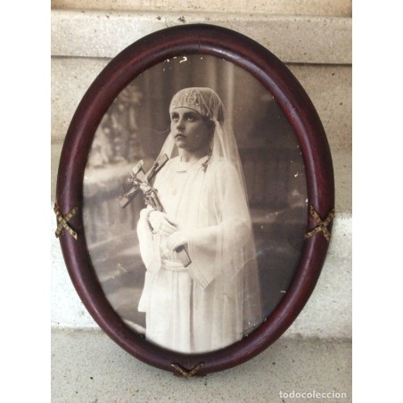 FOTOGRAFÍA PRINCIPIOS DEL SIGLO PASADO-NIÑA HACIENDO 1ª COMUNIÓN - ENMARCADA EN MARCO OVAL MADERA.