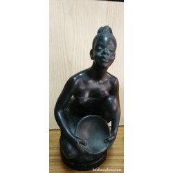 ANNE MARIE MULLAN -FIGURA EN TERRACOTA CON PEANA EN MADERA.