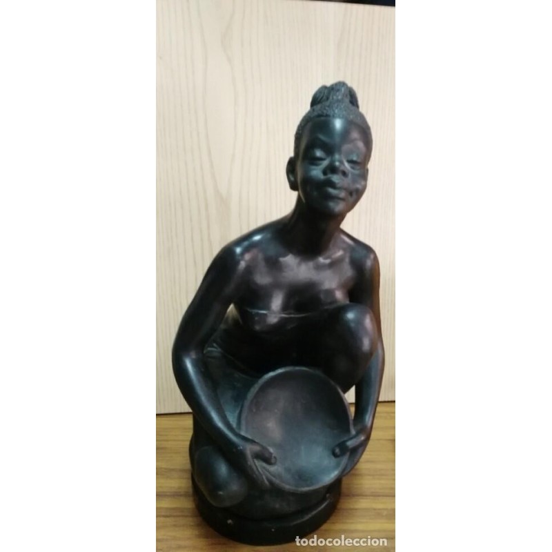 ANNE MARIE MULLAN -FIGURA EN TERRACOTA CON PEANA EN MADERA.