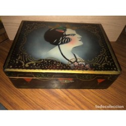 CAJITA DE MADERA ANTIGUA CON ESPEJO.