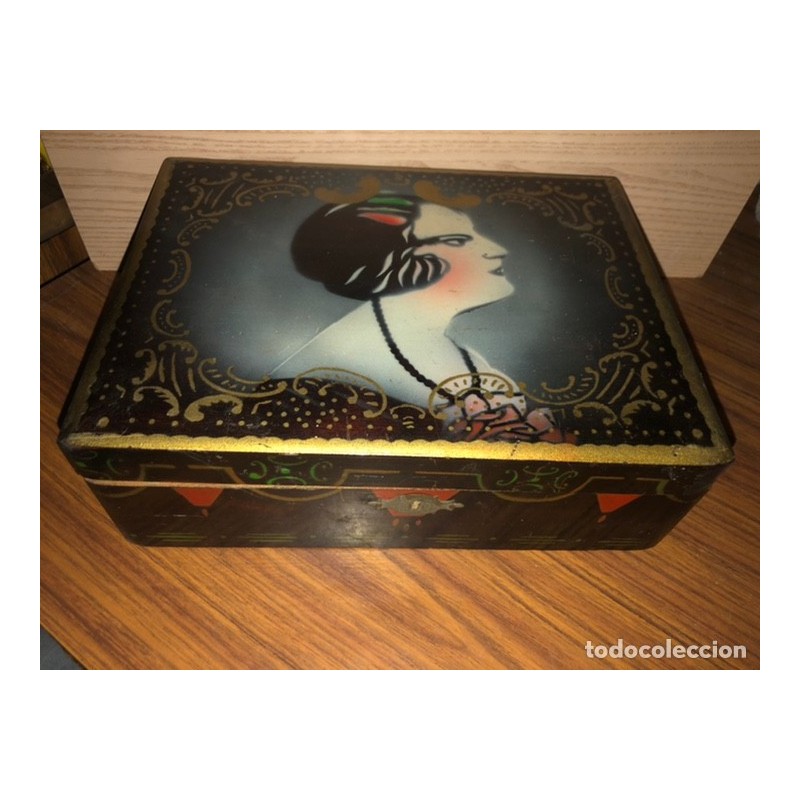 CAJITA DE MADERA ANTIGUA CON ESPEJO.