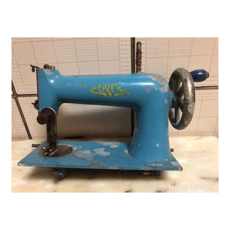 UREK -MINI MAQUINA DE COSER ANTIGUA-UNICA.