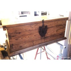 ARCA DE MADERA DEL 1700 CON ERRAJE MUY RARO.