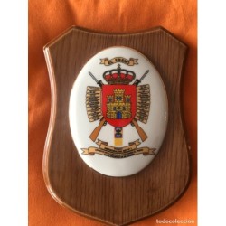 EL FRENO-REGIMIENTO-INMEMORIAL DEL REY N°1-ESCUDO EN PORCELANA-METOPA.