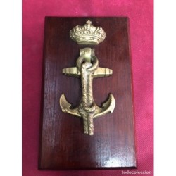 METOPA NAVAL-LLAMADOR PUERTA MANO-ANCLA CON NUDO.BRONCE SOBRE MADERA.