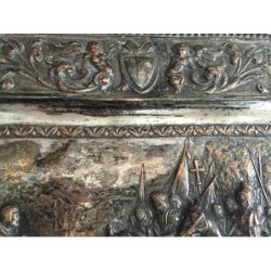 RENDICIÓN DE GRANADA-BANDEJA REPUJADA DE COBRE Y BAÑO DE PLATA.