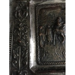 RENDICIÓN DE GRANADA-BANDEJA REPUJADA DE COBRE Y BAÑO DE PLATA.