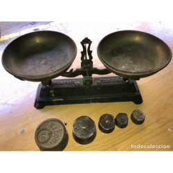 BALANZA DE EPOCA -2 PLATOS Y 5 PESAS-HASTA 3KG-MARCA SIMPLEY-FUNCIONA.
