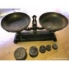 BALANZA DE EPOCA -2 PLATOS Y 5 PESAS-HASTA 3KG-MARCA SIMPLEY-FUNCIONA.