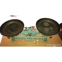 BALANZA DE EPOCA -2 PLATOS Y 4 PESAS-HASTA 15KG-MARCA VL-FUNCIONA.