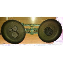 BALANZA DE EPOCA -2 PLATOS Y 4 PESAS-HASTA 15KG-MARCA VL-FUNCIONA.