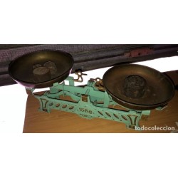 BALANZA DE EPOCA -2 PLATOS Y 4 PESAS-HASTA 15KG-MARCA VL-FUNCIONA.
