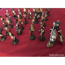 ALMIRALL PALOU-COLECCIÓN DE 30 SOLDADITOS DE PLOMO LAS GUERRAS NAPOLEÓNICAS- PEANA ORIGINAL.
