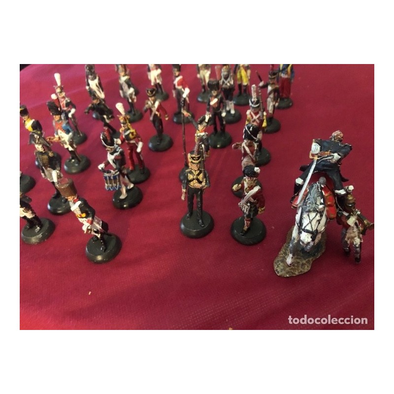 ALMIRALL PALOU-COLECCIÓN DE 30 SOLDADITOS DE PLOMO LAS GUERRAS NAPOLEÓNICAS- PEANA ORIGINAL.