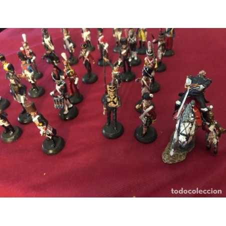 ALMIRALL PALOU-COLECCIÓN DE 30 SOLDADITOS DE PLOMO LAS GUERRAS NAPOLEÓNICAS- PEANA ORIGINAL.