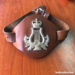 BRITISH ARMY-EJERCITO BRITÁNICO-BRAZALETE PLATA Y CUERO-BANDA DE MUSICA MILITAR EJERCITO BRITANICO.