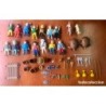 PLAYMOBIL-LOTE DE 14 PERSONAJES DESDE 1974 Y 34 ACCESORIOS.