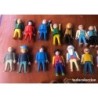 PLAYMOBIL-LOTE DE 14 PERSONAJES DESDE 1974 Y 34 ACCESORIOS.