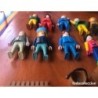 PLAYMOBIL-LOTE DE 14 PERSONAJES DESDE 1974 Y 34 ACCESORIOS.