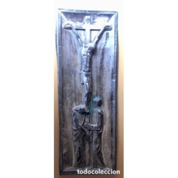 CUADRO CRISTO EN LA CRUZ EN RELIEVE ENMARCADO POSIBLEMENTE PLATA O ALPACA SIGLO XX.