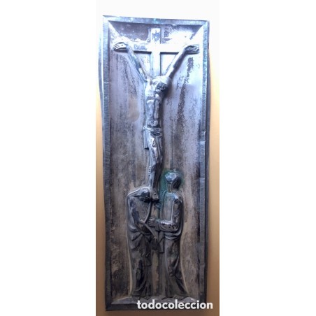 CUADRO CRISTO EN LA CRUZ EN RELIEVE ENMARCADO POSIBLEMENTE PLATA O ALPACA SIGLO XX.