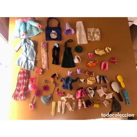 LOTE DE 58 VESTIDOS Y ACCESORIOS DE MUÑECAS.