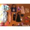 LOTE DE 58 VESTIDOS Y ACCESORIOS DE MUÑECAS.