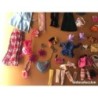 LOTE DE 58 VESTIDOS Y ACCESORIOS DE MUÑECAS.