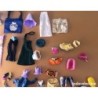 LOTE DE 58 VESTIDOS Y ACCESORIOS DE MUÑECAS.