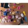 LOTE DE 58 VESTIDOS Y ACCESORIOS DE MUÑECAS.