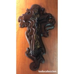 CRUCIFIJO EN TALLA DE MADERA NOBLE ARTESANAL DE METAL CON CENEFA.