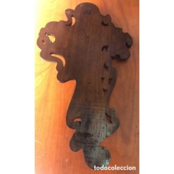 CRUCIFIJO EN TALLA DE MADERA NOBLE ARTESANAL DE METAL CON CENEFA.