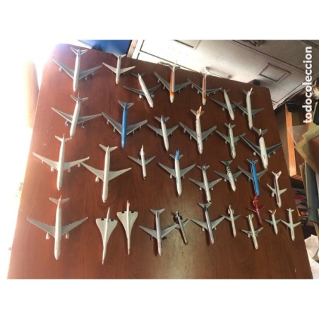 AVIONES DE METAL DIFERENTES ESCALAS-COLECCIÓN DE 32 AVIONES VARIOS PAISES MUY BIEN PINTADOS.