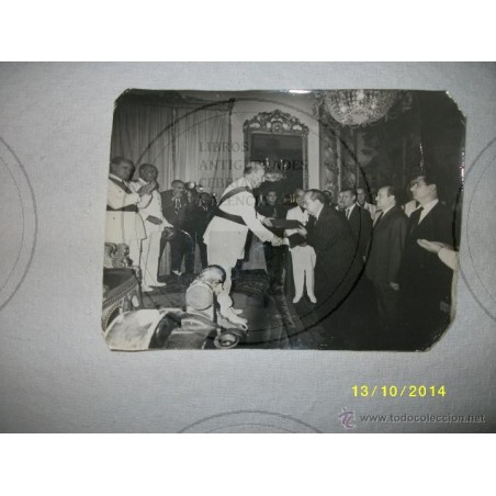 FRANCO ENTREGA DIPLOMA A DON VICENTE FERRYS