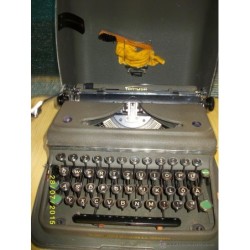 TRIUMPH NORM6.MAQUINA DE ESCRIBIR CON SU CAJA METALICA.