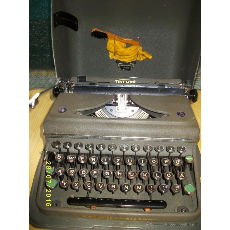 TRIUMPH NORM6.MAQUINA DE ESCRIBIR CON SU CAJA METALICA.