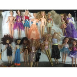 LOTE DE 17 MUÑECAS DISTINTAS MARCAS