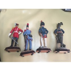 4 FIGURAS SOLDADOS.