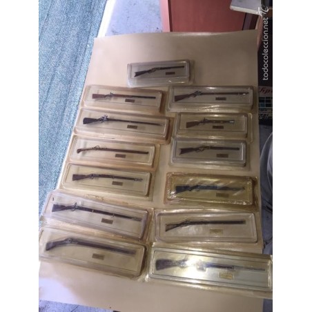 RÉPLICAS EN MINIATURA. 13 RIFLES MILITARES. EN SU ESTUCHE ORIGINAL SIN DESEMBLARAR.
