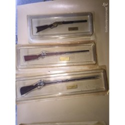 RÉPLICAS EN MINIATURA. 13 RIFLES MILITARES. EN SU ESTUCHE ORIGINAL SIN DESEMBLARAR.
