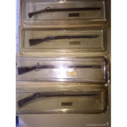 RÉPLICAS EN MINIATURA. 13 RIFLES MILITARES. EN SU ESTUCHE ORIGINAL SIN DESEMBLARAR.