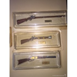 RÉPLICAS EN MINIATURA. 13 RIFLES MILITARES. EN SU ESTUCHE ORIGINAL SIN DESEMBLARAR.