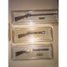 RÉPLICAS EN MINIATURA. 13 RIFLES MILITARES. EN SU ESTUCHE ORIGINAL SIN DESEMBLARAR.