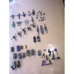 L.G.T.I. LOTE DE 40 VEHÍCULOS Y JUGUETES MILITARES. EN MINIATURA.
