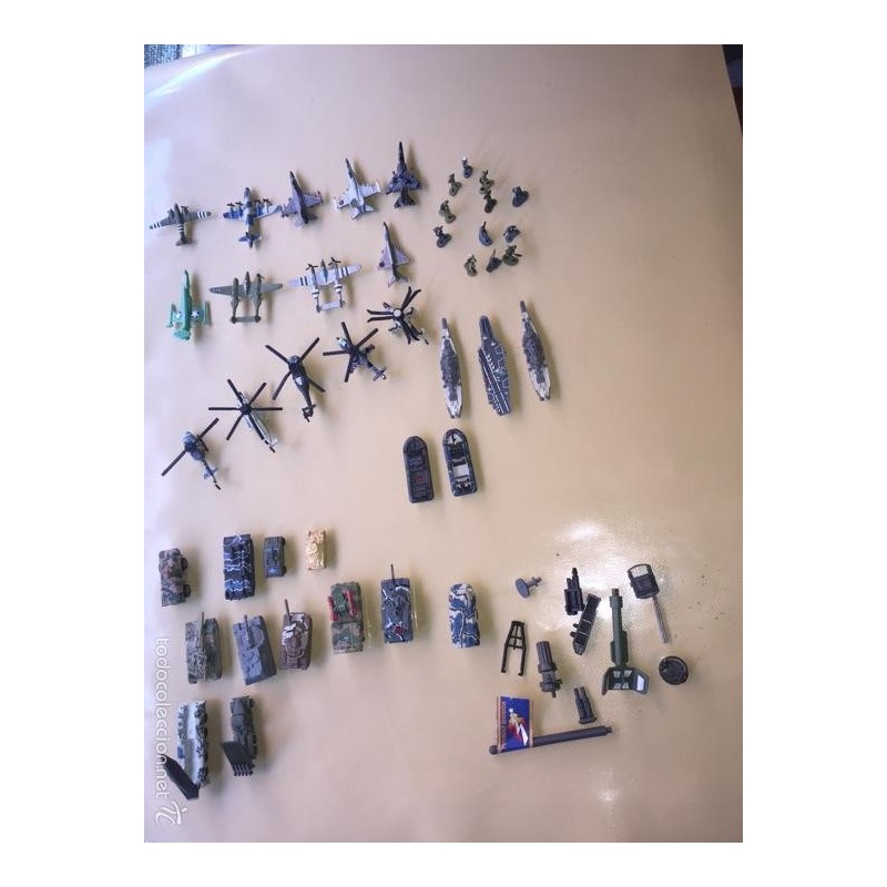 L.G.T.I. LOTE DE 40 VEHÍCULOS Y JUGUETES MILITARES. EN MINIATURA.