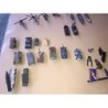 L.G.T.I. LOTE DE 40 VEHÍCULOS Y JUGUETES MILITARES. EN MINIATURA.