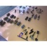 L.G.T.I. LOTE DE 40 VEHÍCULOS Y JUGUETES MILITARES. EN MINIATURA.