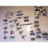 L.G.T.I. LOTE DE 40 VEHÍCULOS Y JUGUETES MILITARES. EN MINIATURA.
