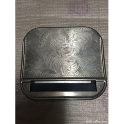 CAJITA ANTIGUA PARA LIAR TABACO CON RELIEVE.